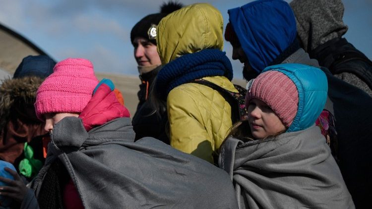 Niños y sus familias que huyen de la guerra en Ucrania