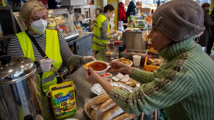 Volontari slovacchi forniscono cibo ai profughi fuggiti dall'Ucraina