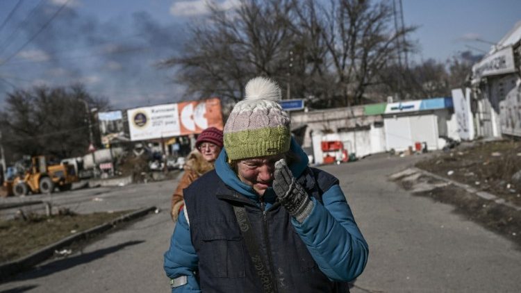  Una residente llora mientras evacua la ciudad de Irpin, al norte de Kiev, el 10 de marzo de 2022.