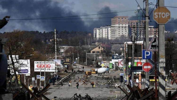 I residenti abbandonano la città di Irpin, a nord-ovest di Kiev, mentre le truppe russe si avvicinano da nordest