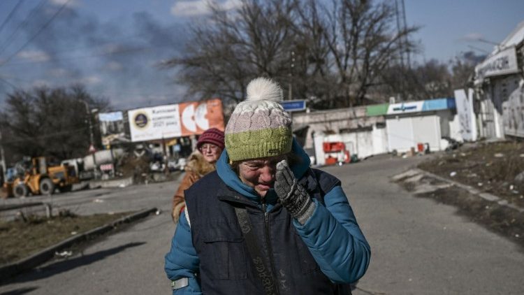 Un habitant de Irbin, dans la banlieue nord de Kiev, contraint de fuir., le 10 mars. 