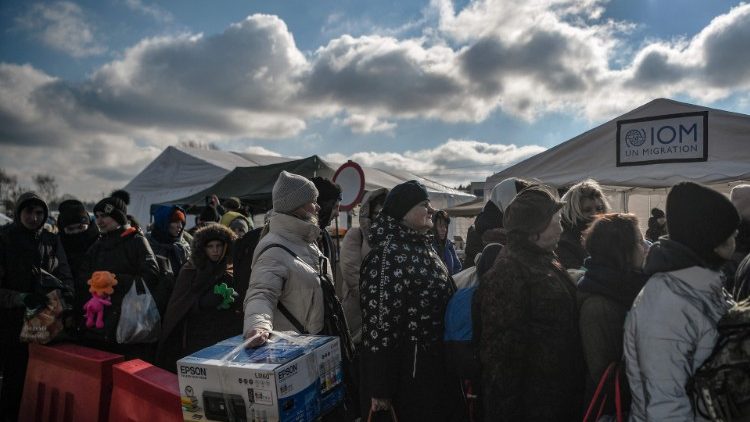 Rifugiati ucraini aspettano di passare in Polonia all'altezza di Medyka