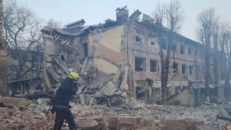 Gli effetti dei bombardamenti a Dnipro (Afp)