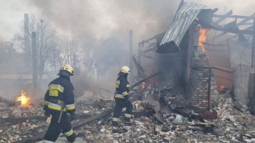 Ucraina: bombardamenti anche ad ovest, a 150 chilometri da Leopoli. Diplomazia bloccata
