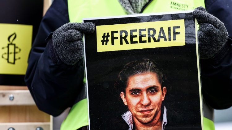 O ativista saudita Raid Badawi, libertado na véspera das 81 execuções 