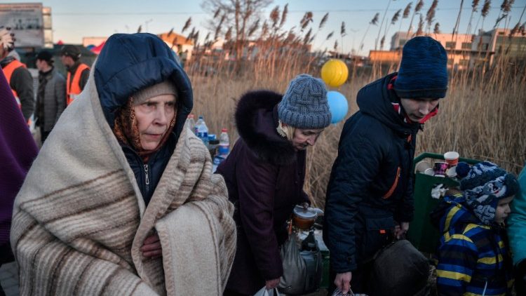 Refugiados ucranianos atravessam a pé a fronteira com a Polônia
