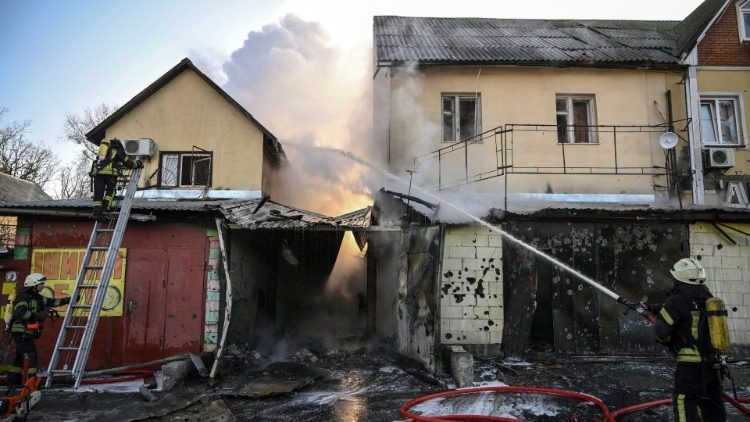 Kiew: Feuerwehr löscht am 12. März nach einem russischen Bombenangriff einen Hausbrand