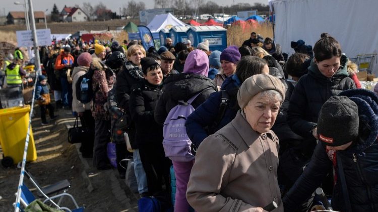 पोलैंड प्रवेश करते यूक्रेन के शरणार्थी