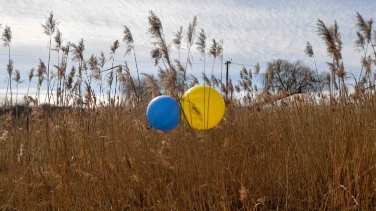 Balões com as cores nacionais da Ucrânia são vistos em um campo perto da fronteira de Medyka, na fronteira polaco-ucraniana, sudeste da Polônia, em 12 de março de 2022.  (Foto de Louisa GOULIAMAKI/AFP)