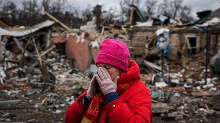 Irina Moprezova, 54, diante da casa destruída por ataque aéreo russo (Photo by Dimitar Dilkoff/AFP)