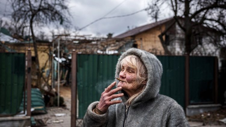 Vera Tsyghanova vor ihrem Haus in Irpin, das von einem russischen Bombenangriff beschädigt wurde