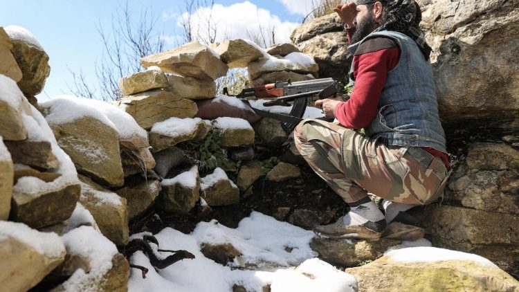 Ein Kämpfer der Rebellen sitzt im Nordwesten Syriens an einer Befestigungsanlage