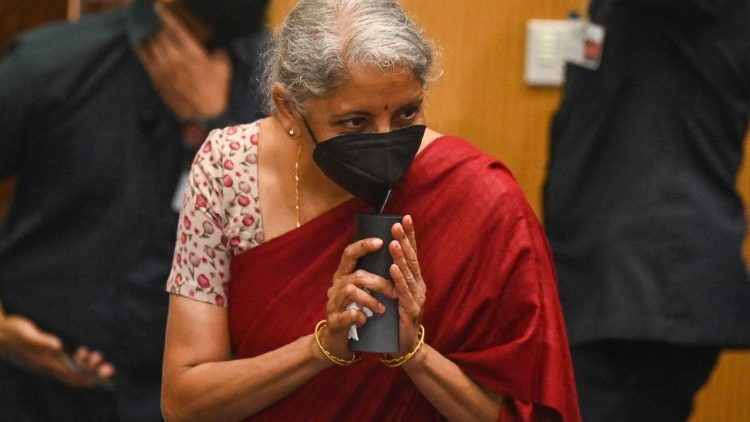 Auch sie ist eine Frau: Die indische Finanzministerin Nirmala Sitharaman kommt am 15. März 2022 zu einer Sitzung des parlamentarischen Ausschusses der regierenden Bhartiya Janata Party (BJP) in Neu Delhi.