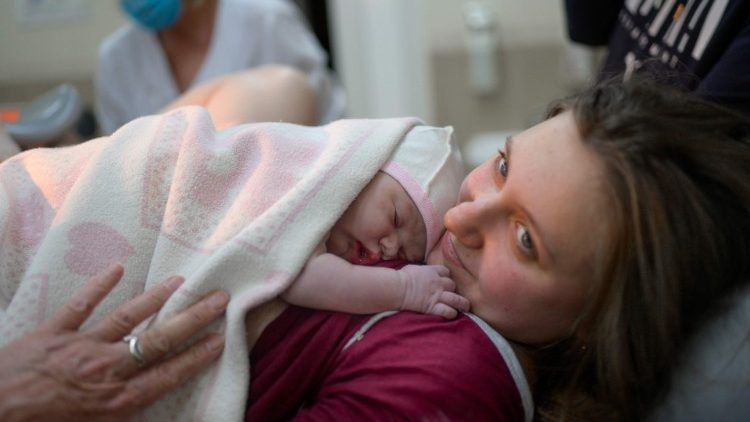 Aleina und ihr Baby Snizhana in Mykolaiv (Ukraine)