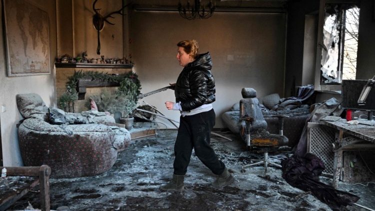 A destruição de uma casa no distrito de Osokorky nesta terça-feira (15)