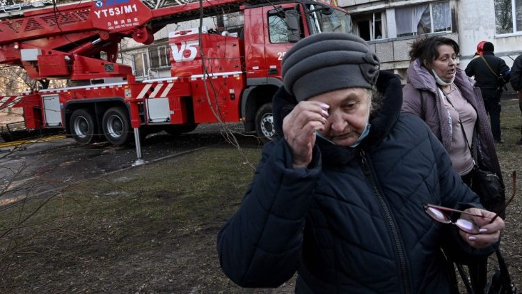 Una anziana signora è tra i residenti evacuati dopo i nuovi bombardamenti in una zona residenziale di Kiev (Sergei Supinsky / Afp)