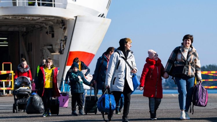 Ukraine-Flüchtlinge und weitere Passagiere kommen per Fähre aus dem polnischen Danzig im schwedischen Nynashamn an