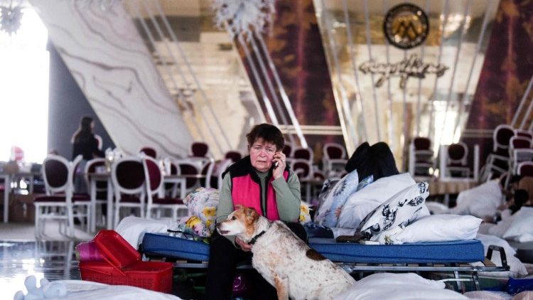 Une réfugiée roumaine dans la salle de balle d'un hôtel convertie en dortoir, à Suceava, en Roumanie, le 15 mars 2022.