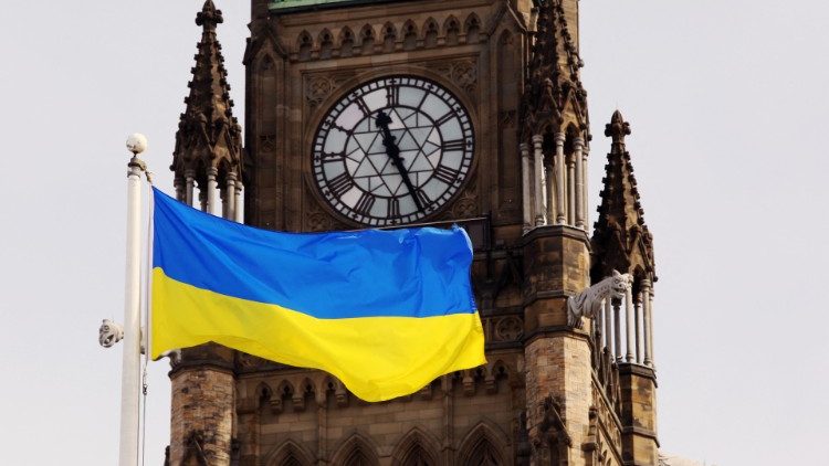Ukrainos vėliavos plėvesuoja visame pasaulyje. Prie Kanados parlamento