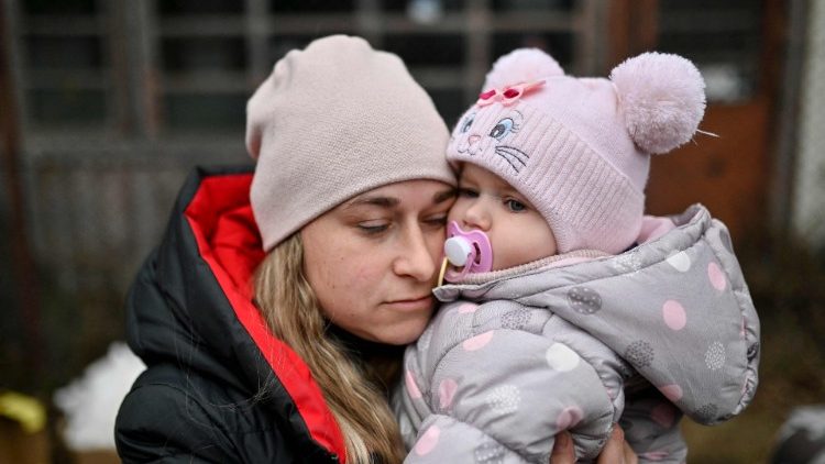 ukrainische Mutter mit Tochter auf der Flucht vor dem Krieg