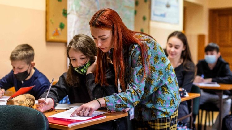 Tradutora e assistente Katia ajuda estudantes ucranianos na Limanowski High Schoo em Varsóvia. (Photo by Wojtek Radwanski)