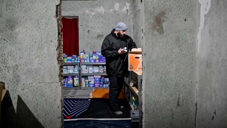 O sírio Omar Alshakal posa ao lado de doações em um armazém perto da cidade de Siret, na Romênia, em 16 de março de 2022. - Quando o sírio Omar Alshakal, de 28 anos, viu o êxodo de pessoas desesperadas fugindo da invasão russa da Ucrânia, soube em primeira mão o que eles estavam passando - e começou a pensar em maneiras de ajudar. (Foto de Armend NIMANI/AFP)