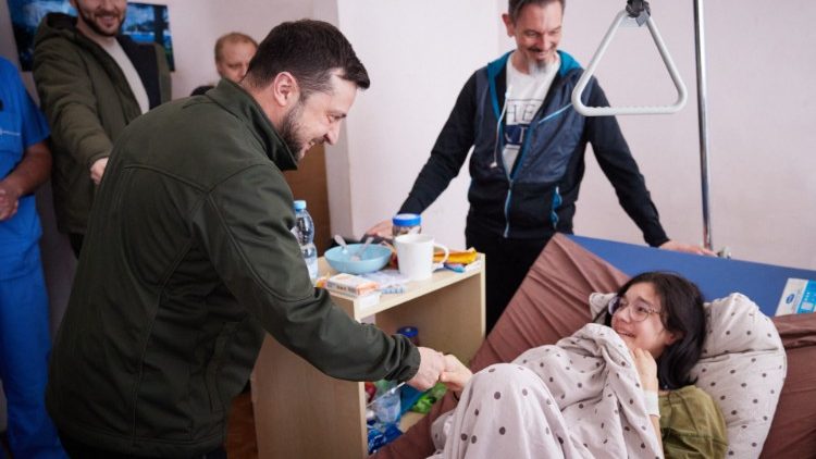 अस्पताल में मरीजों से मुलाकात करते यूक्रेन के राष्ट्रपति