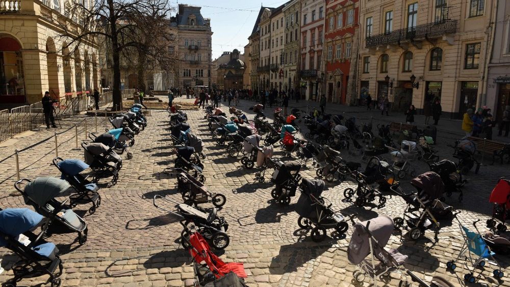 Nesta foto tirada em 18 de mar?o de 2022, 109 carrinhos vazios s?o vistos colocados do lado de fora do conselho da cidade de Lviv durante uma a??o para destacar o nmero de crian?as mortas na invas?o da Ucr?nia pela Rssia. (Foto de Yuriy Dyachishyn / AFP)