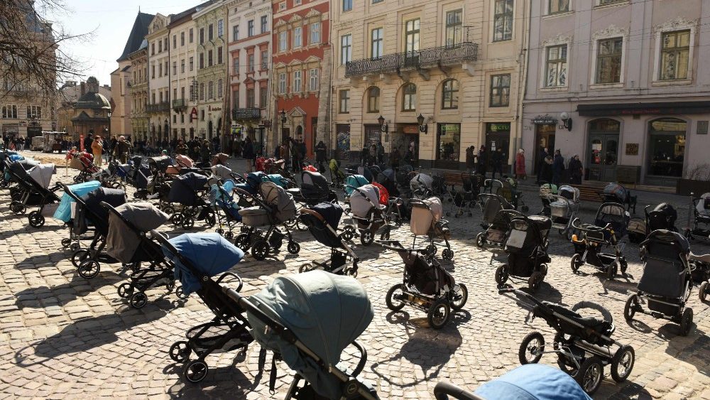 Nesta foto tirada em 18 de mar?o de 2022, 109 carrinhos vazios s?o vistos colocados do lado de fora do conselho da cidade de Lviv durante uma a??o para destacar o nmero de crian?as mortas na invas?o da Ucr?nia pela Rssia. (Foto de Yuriy Dyachishyn / AFP)