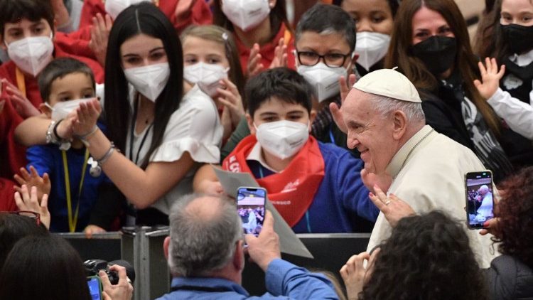 Papst Franziskus und der Kinderchor aus Bologna