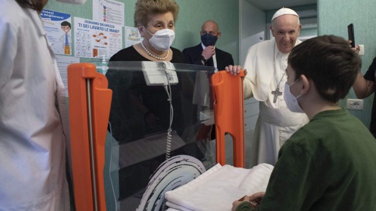 El Papa Francisco y la Dra. Mariella Enoc visitan a un niño hospitalizado en el hospital “Bambino Gesù”