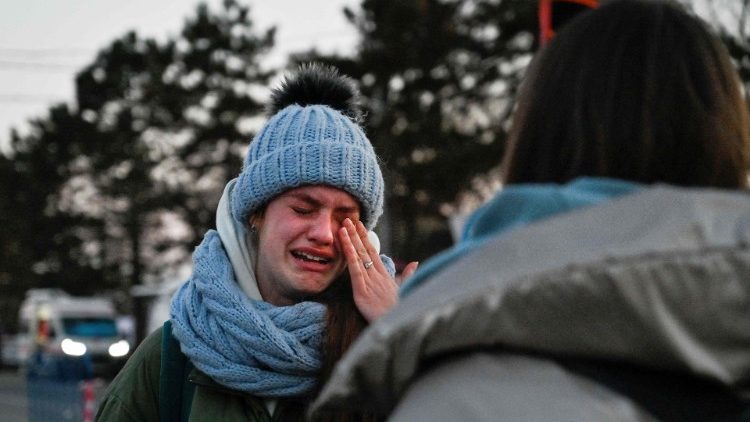 Joven ucraniana llora tras atravesar la frontera con Rumania,  en Siret.