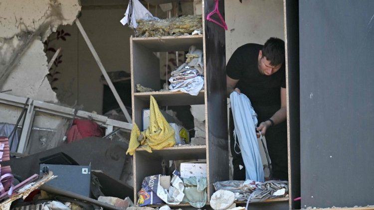 Ein Mann begutachtet die Schäden in seiner zerstörten Wohnung in Kiew nach russischem Beschuss