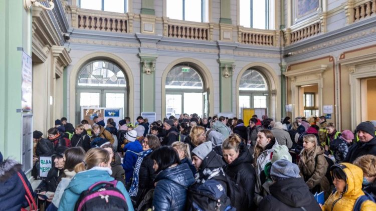 Rifugiati ucraini in fila per un biglietto del treno nella stazione di Przemysl, nel Sud Est della Polonia  