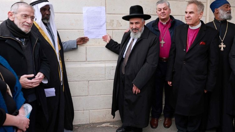 Religionsführer in Jerusalem mit dem von ihnen unterzeichneten Brief an Patriarch Kyrill