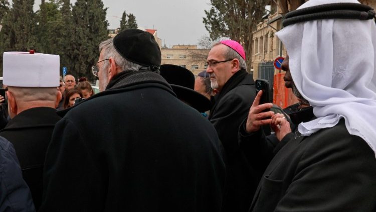 Líderes das religiões monoteístas se unem em Jerusalém para pedir paz na Ucrânia após a invasão da Rússia (Photo by Menahem Kahana/AFP)