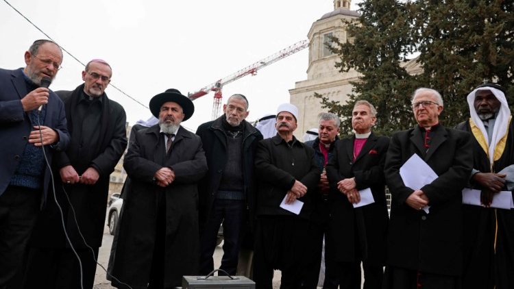 Líderes das religiões monoteístas se unem em Jerusalém para pedir paz na Ucrânia após a invasão da Rússia (Photo by Menahem Kahana/AFP)
