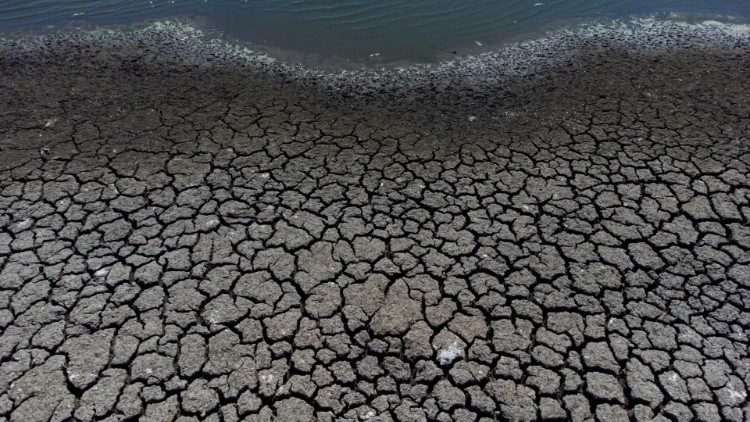 Luftaufnahme (18.3.22)  eines Sees in Chile, der als Wasserreservoir dient und austrocknet 