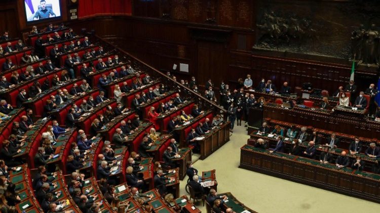 Zelenszkij elnök az olasz parlamenthez beszél videó-kapcsolatban   