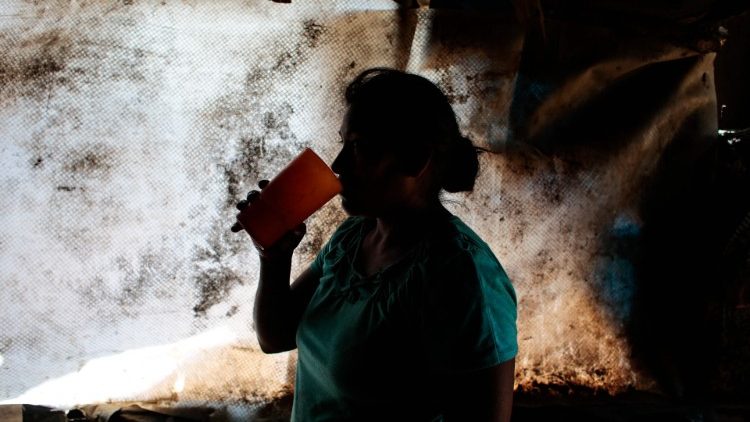 विश्व जल दिवस 2022, एक महिला पानी पीती हुई