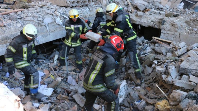 Foto fornecida pelo Serviço de Emergência do Estado da Ucrânia onde equipes de resgate realizam operações de busca e desmantelamento de destroços em Kharkiv. (Foto do Serviço de Emergência do Estado Ucraniano / AFP) 