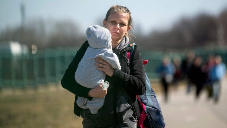 Eine Frau mit Kinder überquert die Grenze zwischen der Ukraine und Polen