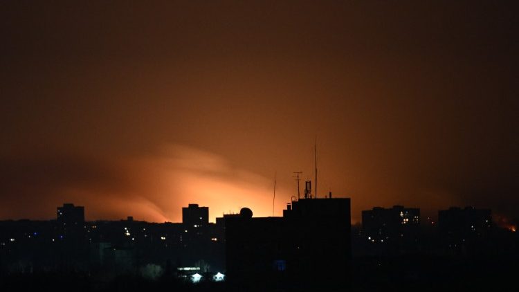Esta visão geral tirada em 24 de março de 2022 mostra fogo e fumaça iluminando o céu, a leste de Kharkiv. (Foto: Aris Messinis/AFP)
