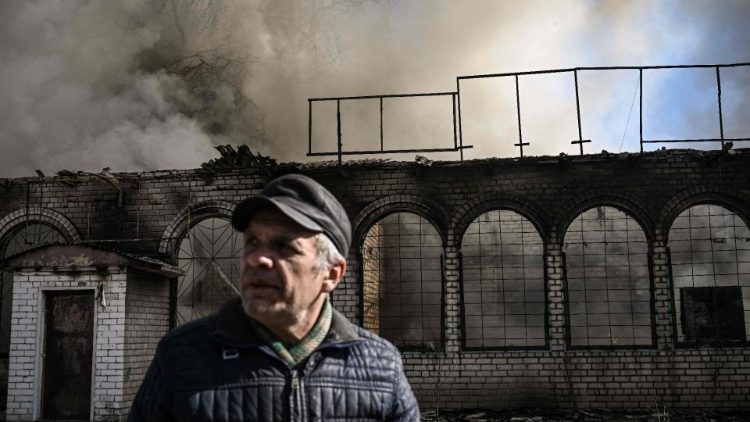 Um ucraniano fica em frente a um prédio queimado após um fogo de artilharia no 30º dia da invasão da Ucrânia por forças russas na cidade de Kharkiv, no nordeste, em 25 de março de 2022. - Ataques russos contra uma instalação médica em Kharkiv em 25 de março , 2022, matou pelo menos quatro civis e feriu vários outros, disseram autoridades ucranianas. (Foto: Aris Messinis/AFP)