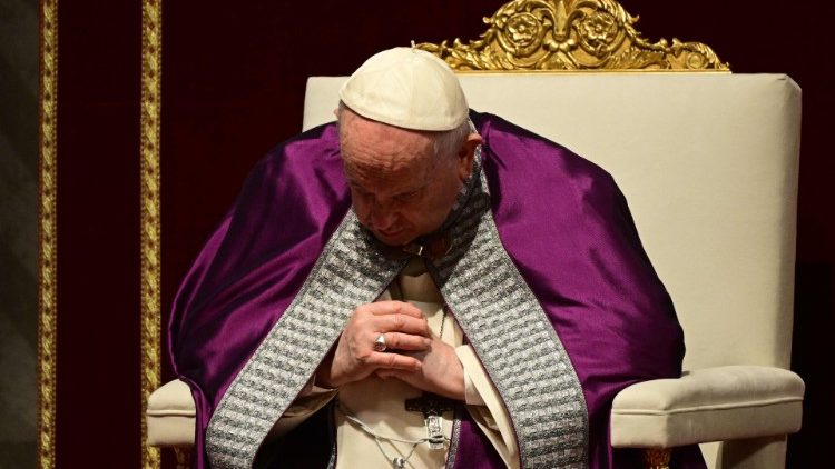 Папа Францішак падчас пакутнага набажэнства