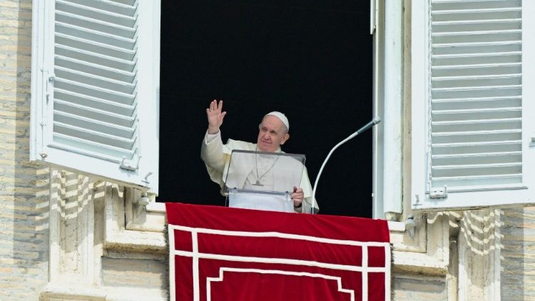 Papst Franziskus beim traditionellen Mittagsgebet am Fenster des Apostolischen Palastes 