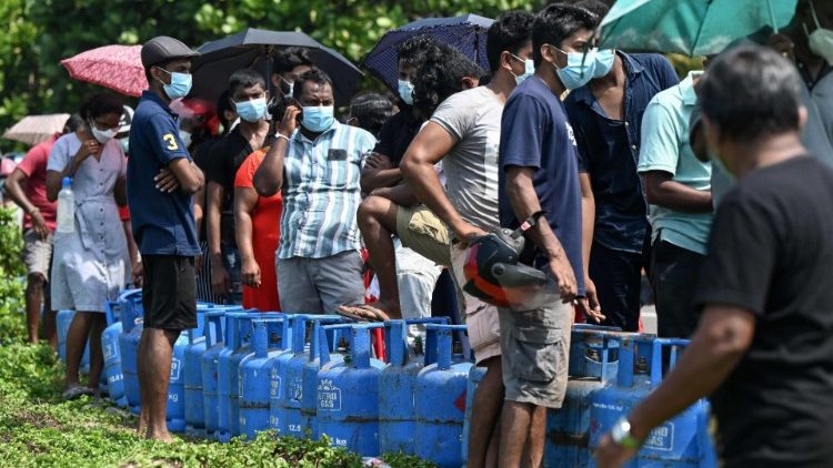 எரிவாயு பெற வரிசையில் நிற்கும் இலங்கை மக்கள் 