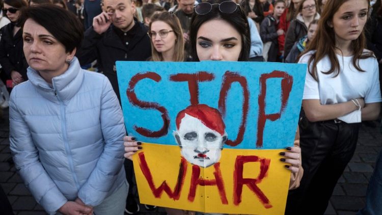 Junge Menschen in Prag protestieren gegen den Krieg in der Ukraine