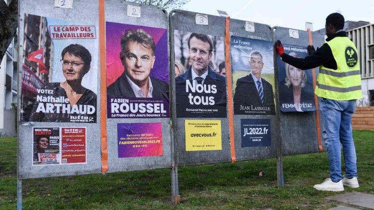 Panneaux électoraux à Saint-Herblain, dans l'Ouest de la France
