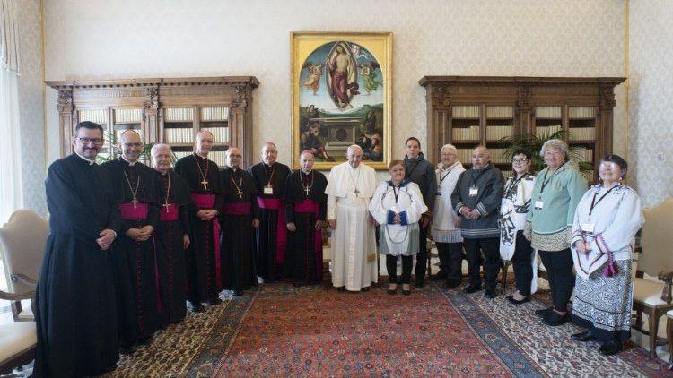 Die Delgation der kanadischen Bischöfe, Papst Franziskus und die Delegation der Inuit-Vereinigung Inuit Tapiriit Kanatami